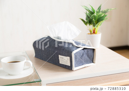 テーブルに置いたティッシュケース テーブルに置いたティッシュケース 72885310