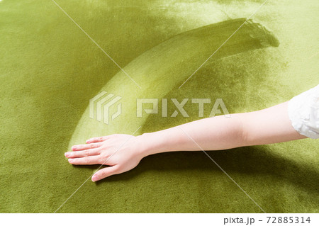 ラグを撫でる手 72885314