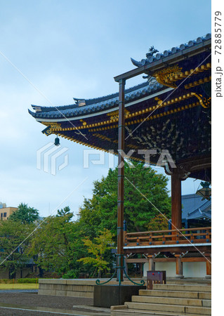 小雨降る東本願寺　雨樋と天水受け 72885779