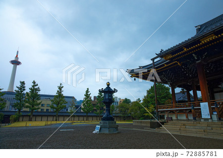 小雨降る東本願寺と京都タワー 72885781