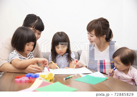 子供と遊ぶ保育士 子供と遊ぶ保育士 72885829