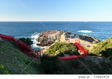赤い鳥居と青い海の絶景、元乃隅神社 赤い鳥居と青い海の絶景、元乃隅神社 72885878