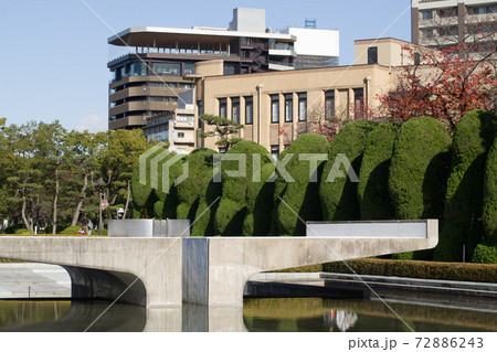 広島平和記念公園の平和の灯と建物の景色 広島平和記念公園の平和の灯と建物の景色 72886243