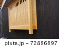 新築の建物、黒板かべ出窓、新しい木材色。 72886897
