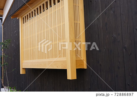 新築の建物、黒板かべ出窓、新しい木材色。 新築の建物、黒板かべ出窓、新しい木材色。 72886897