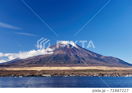冬の朝、12月としては冠雪が少ない富士山を山中湖の長池親水公園付近から望む 山梨県山中湖村 冬の朝、12月としては冠雪が少ない富士山を山中湖の長池親水公園付近から望む 山梨県山中湖村 72887227