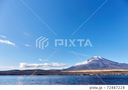 冬の朝、12月としては冠雪が少ない富士山を山中湖の長池親水公園付近から望む 山梨県山中湖村 冬の朝、12月としては冠雪が少ない富士山を山中湖の長池親水公園付近から望む 山梨県山中湖村 72887228