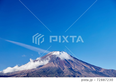 冬の朝、12月としては冠雪が少ない富士山を山中湖の長池親水公園付近から望む 山梨県山中湖村 冬の朝、12月としては冠雪が少ない富士山を山中湖の長池親水公園付近から望む 山梨県山中湖村 72887230