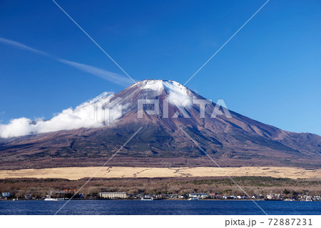 冬の朝、12月としては冠雪が少ない富士山を山中湖の長池親水公園付近から望む 山梨県山中湖村 冬の朝、12月としては冠雪が少ない富士山を山中湖の長池親水公園付近から望む 山梨県山中湖村 72887231