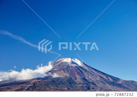 冬の朝、12月としては冠雪が少ない富士山を山中湖の長池親水公園付近から望む 山梨県山中湖村 72887232