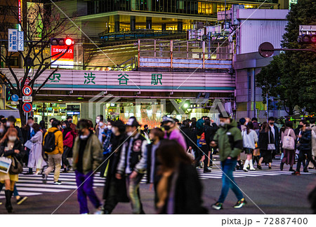 日本の東京都市景観 コロナ禍のクリスマス（師走）。渋谷スクランブル交差点は人、人、人…＝25日 72887400