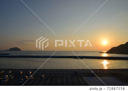 甑島里港の朝 72887558