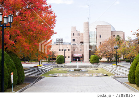 広島こども文化科学館とハノーバー庭園の晩秋の景色 72888357