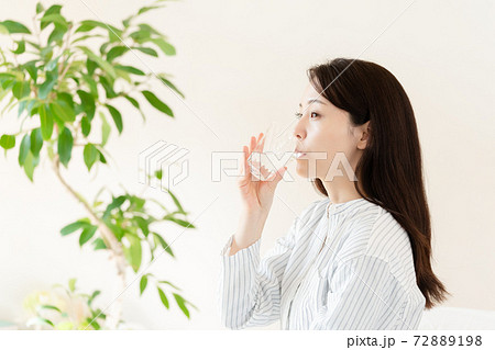 水分補給する若い女性 水分補給する若い女性 72889198