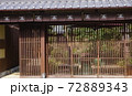 格子戸ある風景、街並のお茶屋さん。 72889343
