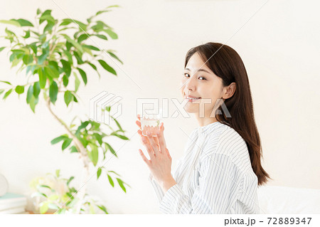 水分補給する若い女性 水分補給する若い女性 72889347