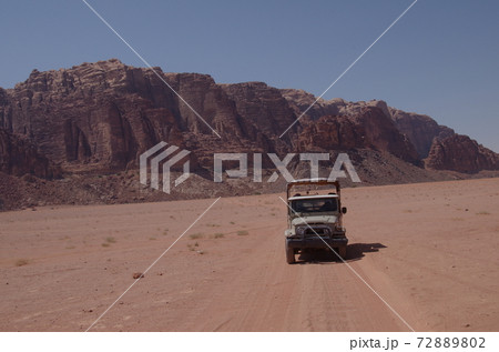 【ヨルダン】アカバ、大砂漠ワディラムを走るランドクルーザー 【ヨルダン】アカバ、大砂漠ワディラムを走るランドクルーザー 72889802