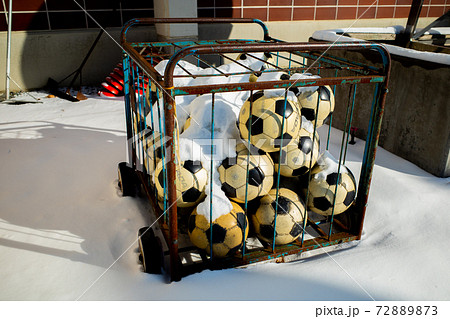 雪がかぶったサッカーボール 雪がかぶったサッカーボール 72889873