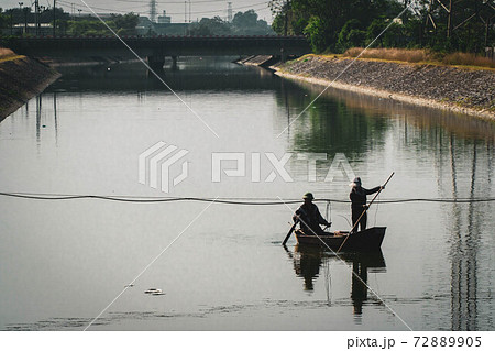 川魚をすくうベトナムの女漁師 72889905