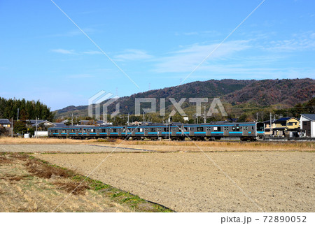 青空の奈良線を走る205系普通電車 72890052