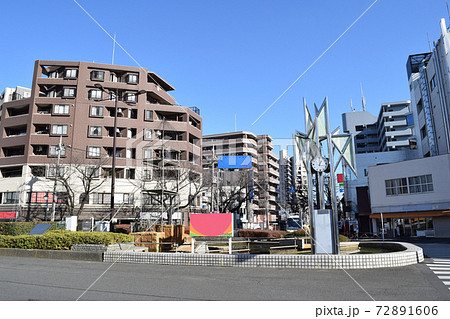 東京都 東村山駅東口の街並み 72891606