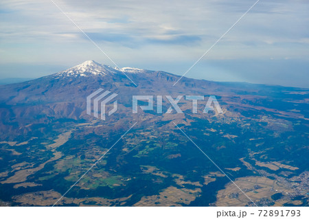 紅葉シーズンの鳥海山を空撮 72891793