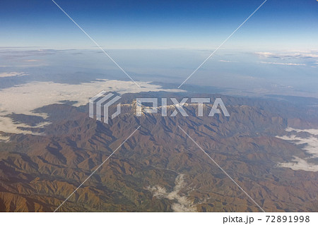 紅葉シーズンの飯豊山を空撮 磐梯朝日国立公園 紅葉シーズンの飯豊山を空撮 磐梯朝日国立公園 72891998