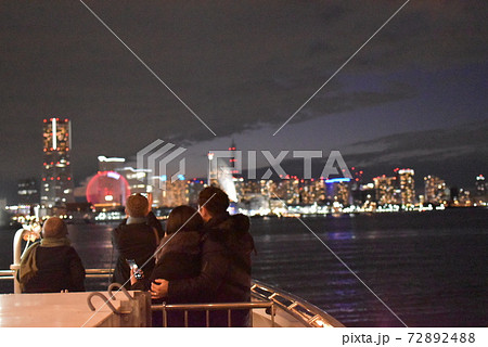 横浜でクルーズ船からの夜景を見学するカップル 後姿 の写真素材 7224