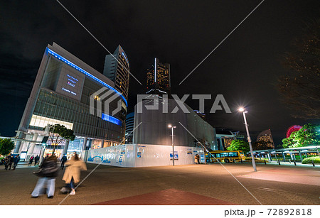 日本の横浜都市景観　コロナ禍のクリスマスイブ。デートなどを終え帰宅する人たちら＝24日、桜木町駅前 72892818