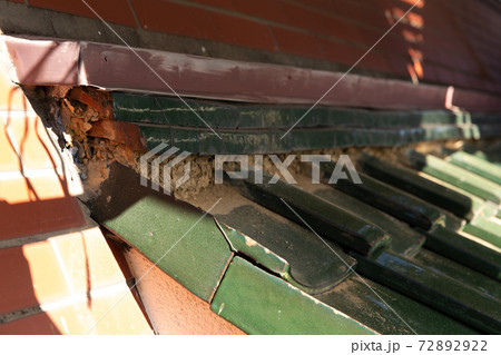 修理が必要な屋根の瓦 72892922