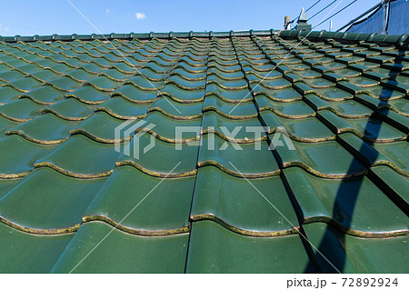 修理が必要な屋根の瓦 72892924