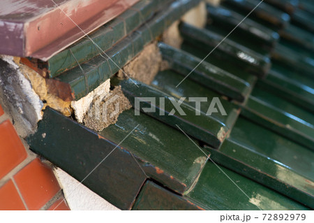 修理が必要な屋根の瓦 72892979