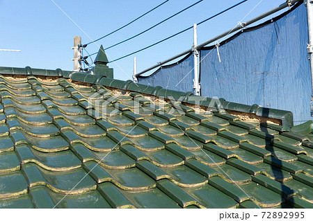 修理が必要な屋根の瓦 72892995