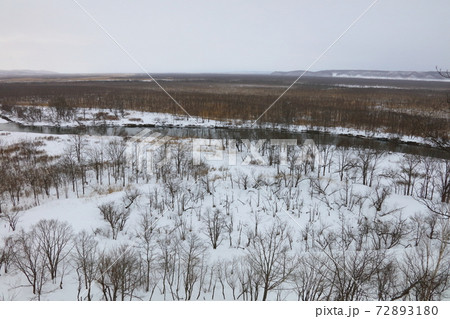 雪の釧路湿原と釧路川 72893180