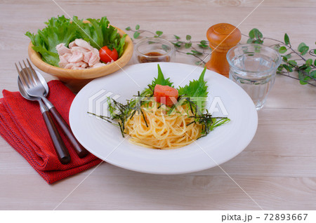 明太子パスタ（和風パスタ、辛子明太子スパゲッティ）、グリーンサラダ（茹でささみ）。 72893667