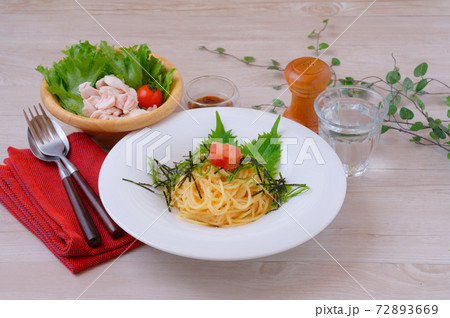 明太子パスタ（和風パスタ、辛子明太子スパゲッティ）、グリーンサラダ（茹でささみ）。 72893669