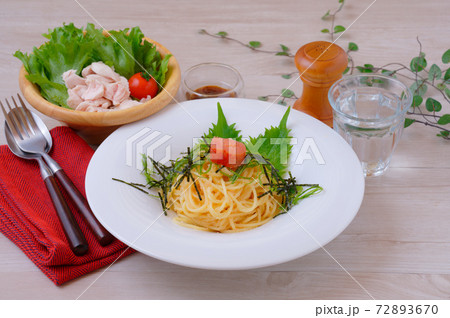 明太子パスタ（和風パスタ、辛子明太子スパゲッティ）、グリーンサラダ（茹でささみ）。 72893670