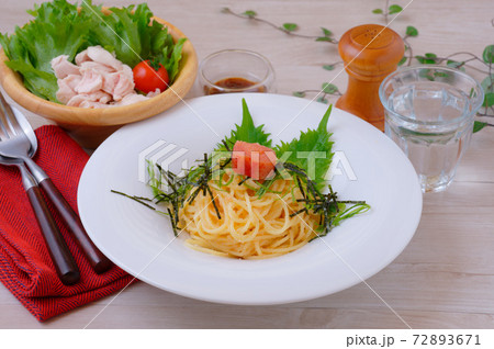 明太子パスタ(和風パスタ、辛子明太子スパゲッティ)、グリーンサラダ(茹でささみ)。 明太子パスタ(和風パスタ、辛子明太子スパゲッティ)、グリーンサラダ(茹でささみ)。 72893671