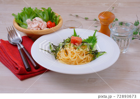 明太子パスタ（和風パスタ、辛子明太子スパゲッティ）、グリーンサラダ（茹でささみ）。 72893673