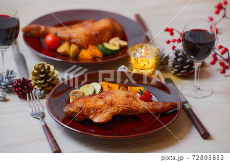 クリスマスのローストチキン、ローストレッグ、鶏モモ肉焼き、鶏肉照り焼き、クリスマス料理、チキン。 クリスマスのローストチキン、ローストレッグ、鶏モモ肉焼き、鶏肉照り焼き、クリスマス料理、チキン。 72893832