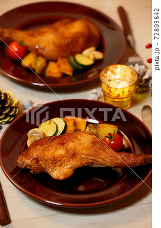 クリスマスのローストチキン、ローストレッグ、鶏モモ肉焼き、鶏肉照り焼き、クリスマス料理、チキン。 クリスマスのローストチキン、ローストレッグ、鶏モモ肉焼き、鶏肉照り焼き、クリスマス料理、チキン。 72893842