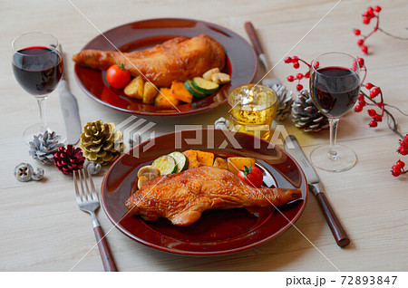クリスマスのローストチキン、ローストレッグ、鶏モモ肉焼き、鶏肉照り焼き、クリスマス料理、チキン。 クリスマスのローストチキン、ローストレッグ、鶏モモ肉焼き、鶏肉照り焼き、クリスマス料理、チキン。 72893847
