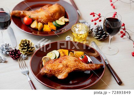 クリスマスのローストチキン、ローストレッグ、鶏モモ肉焼き、鶏肉照り焼き、クリスマス料理、チキン。 72893849