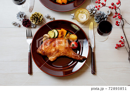 クリスマスのローストチキン、ローストレッグ、鶏モモ肉焼き、鶏肉照り焼き、クリスマス料理、チキン。 72893851