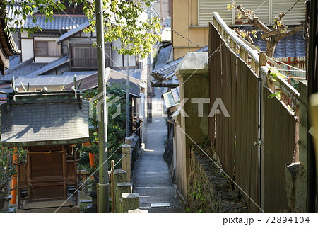 広島県尾道市　下り坂の細い路地裏 72894104