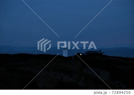 城ヶ島公園展望休憩所より眺める安房埼灯台 城ヶ島公園展望休憩所より眺める安房埼灯台 72894250