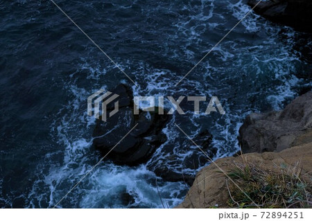 海蝕洞穴付近より見下ろした荒波の光景 72894251