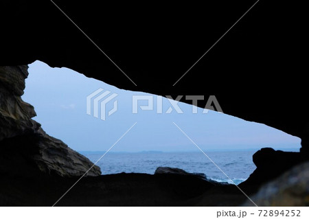 造形美の海蝕洞穴より広がる水平線 造形美の海蝕洞穴より広がる水平線 72894252