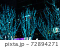 夜空に灯る蒼いクリスマス・イルミネーション 72894271