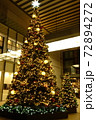 イヴに出逢ったきらびやかなクリスマスツリー 72894272